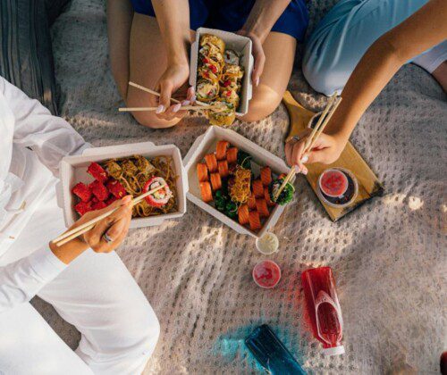 Picnic en un parque con sushi y bento boxes