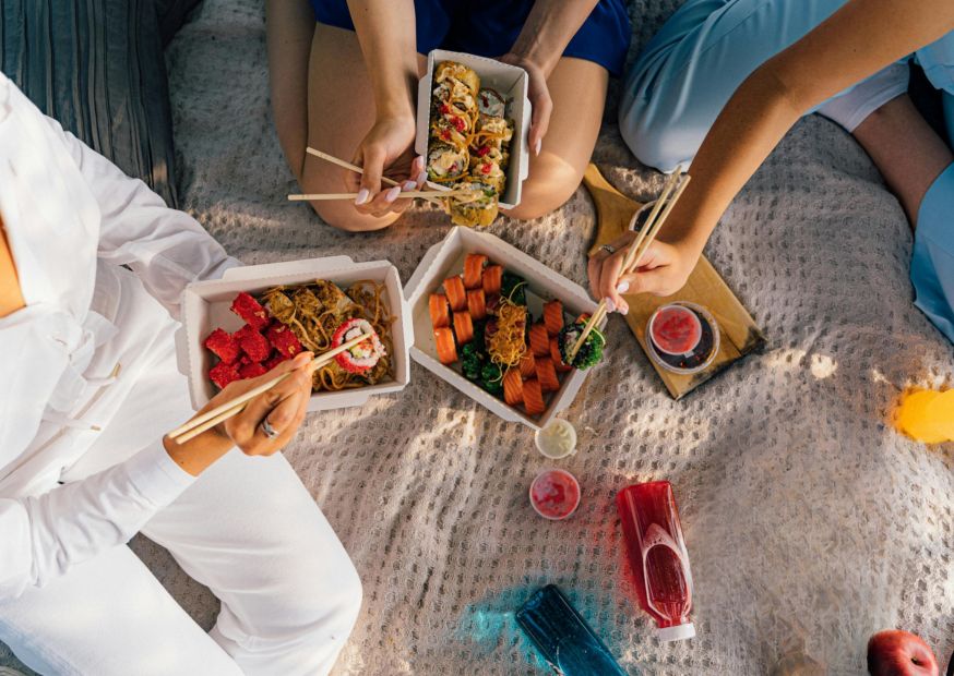 Picnic en un parque con sushi y bento boxes