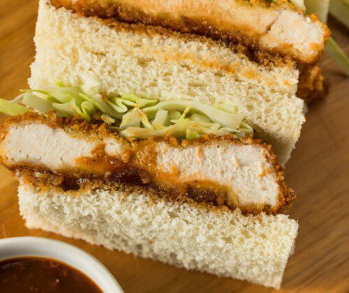 Sándwich asiáticos: katsu sando japonés sobre tabla de madera