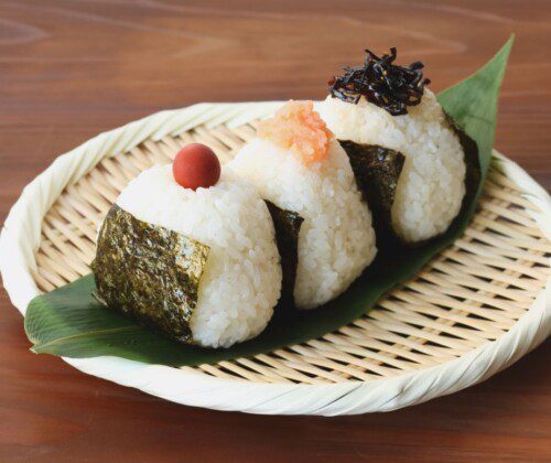 Onigiris japoneses representando tendencias foodies asiáticas 2026 en España