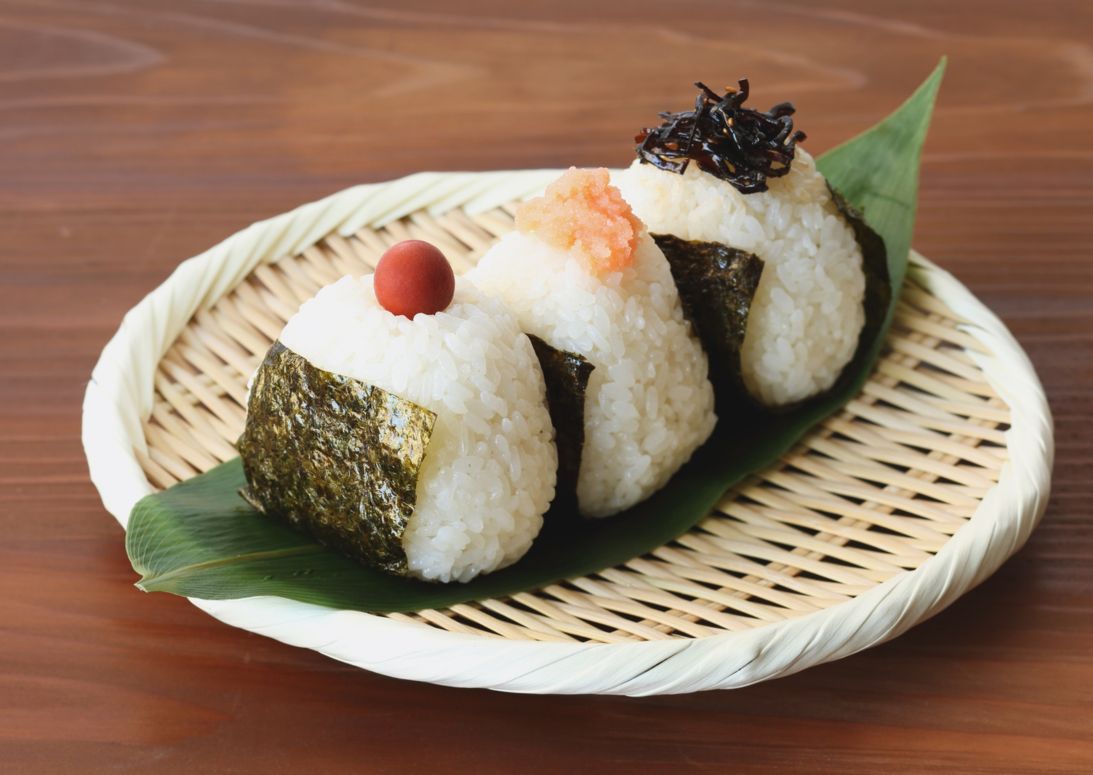 Onigiris japoneses representando tendencias foodies asiáticas 2026 en España