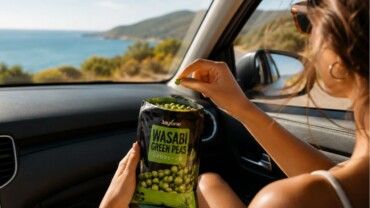 Selección de snacks asiáticos para un road trip con patatas Lays sabor pepino, galletas Want Want, caramelos Kopiko, guisantes wasabi y snacks de algas.