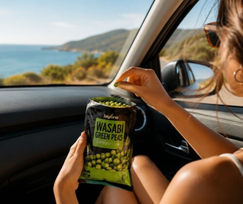 Selección de snacks asiáticos para un road trip con patatas Lays sabor pepino, galletas Want Want, caramelos Kopiko, guisantes wasabi y snacks de algas.